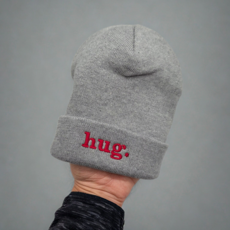 Hug Beanie – Feine Strickmütze mit Stickerei