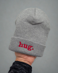 Hug Beanie – Feine Strickmütze mit Stickerei