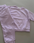 Lilac Sweat Set  – Pullover mit geradem Schnitt und Jogginghose mit elastischem Bund.