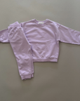 Lilac Sweat Set – Lockerer Pullover und Jogginghose mit elastischem Bund aus weicher Baumwolle.