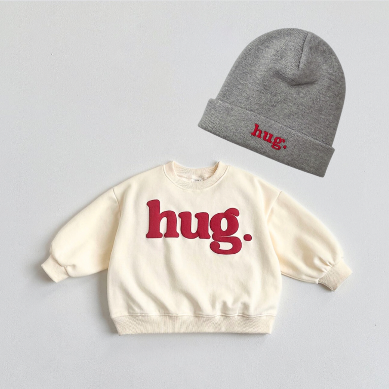 Hug Beanie – Feine Strickmütze mit Stickerei
