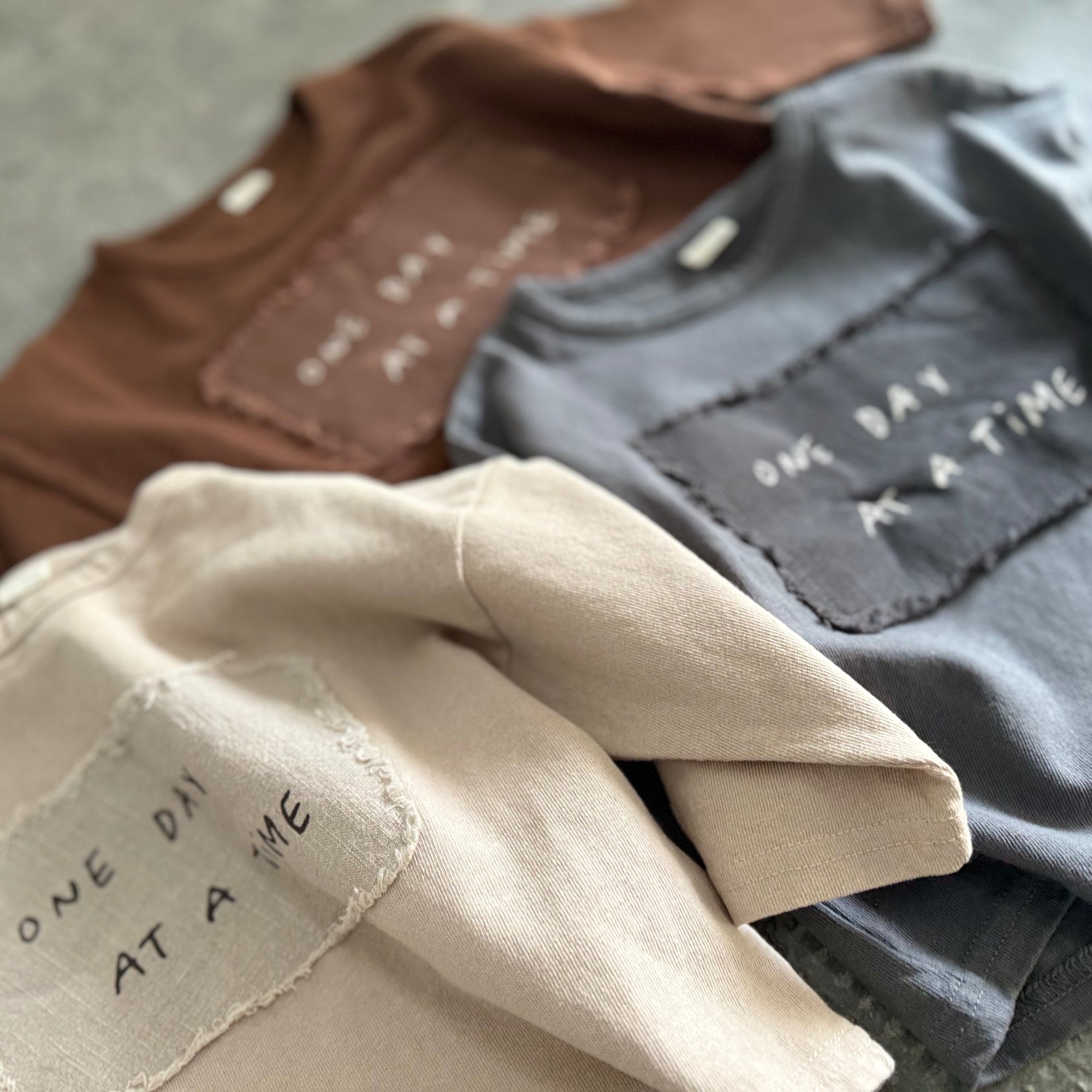 One Day Longsleeve – Lässiger Look mit motivierendem Statement –