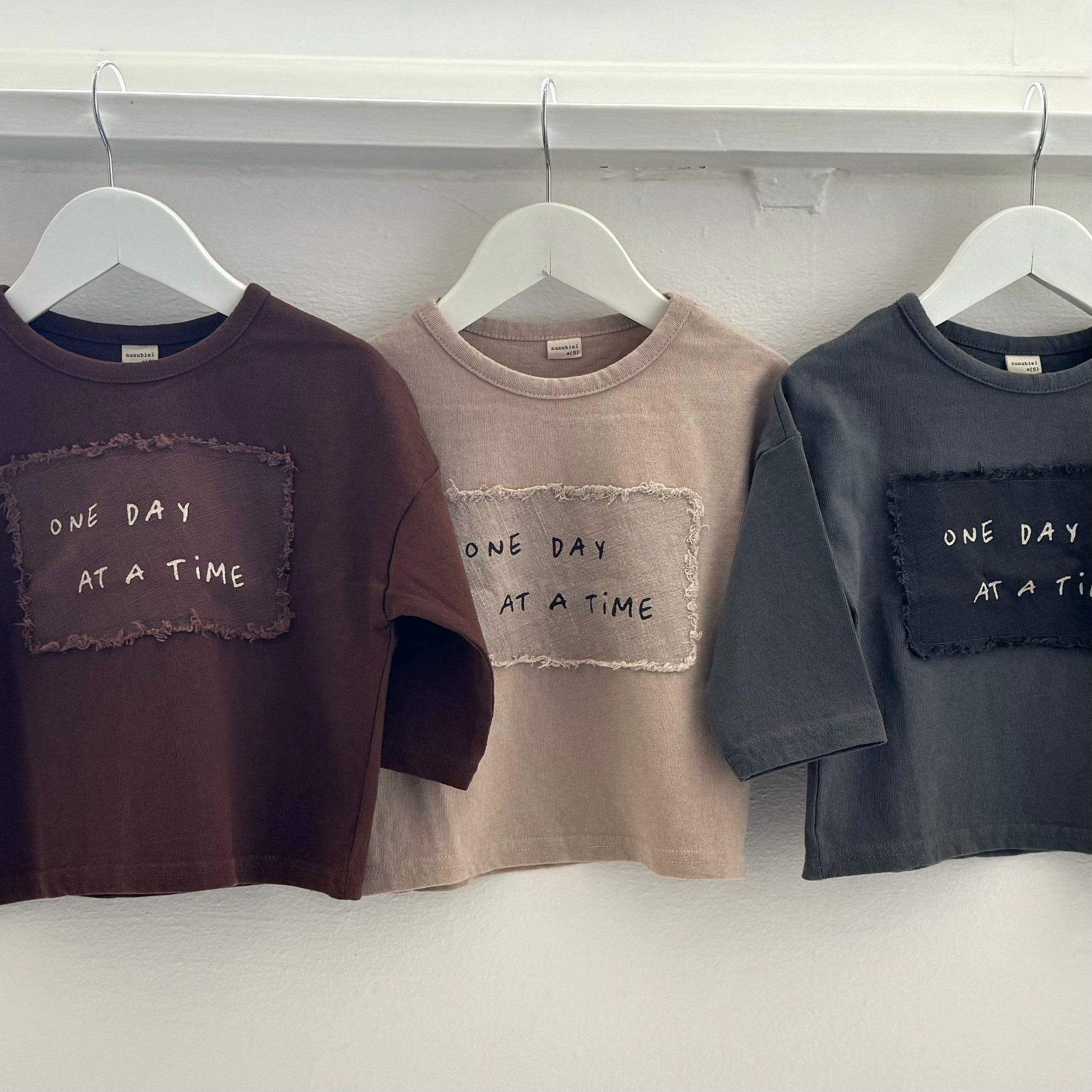 One Day Longsleeve – Lässiger Look mit motivierendem Statement –