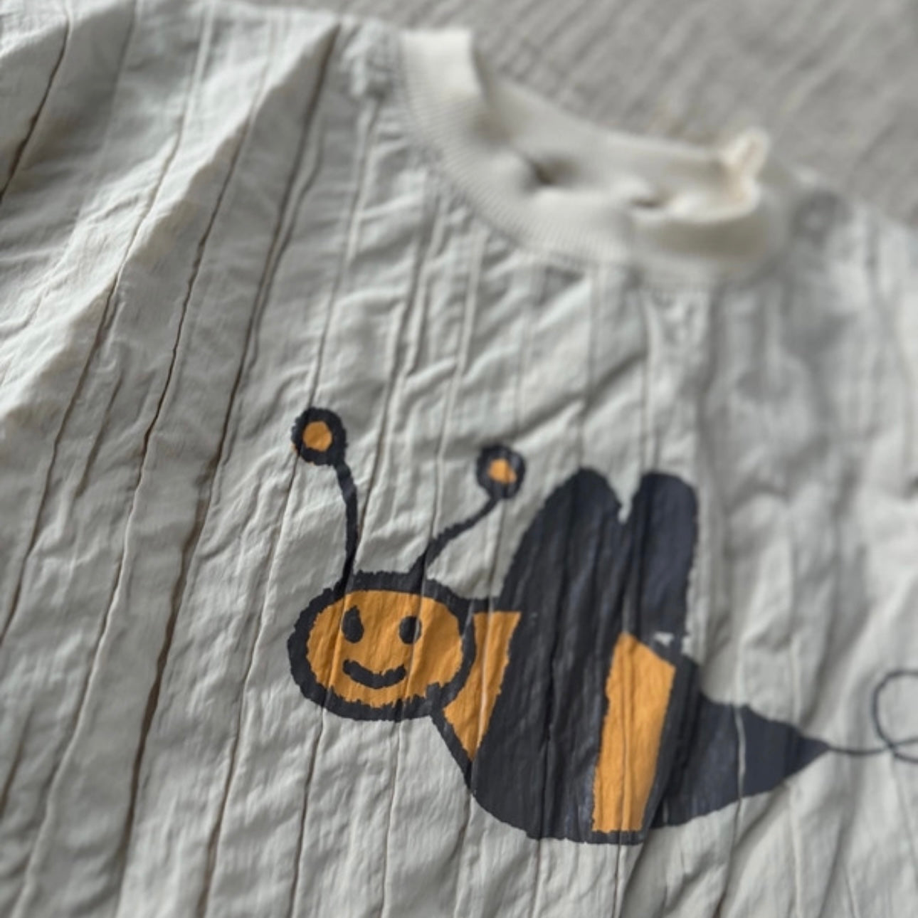 Bee Dress – Lässiges Kleid mit Bienen-Print