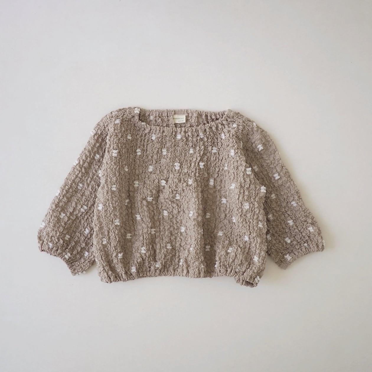 Dot Blouse – Verspielte Bluse mit dezentem Punktemuster