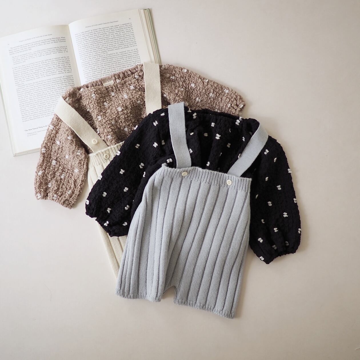 Dot Blouse – Verspielte Bluse mit dezentem Punktemuster