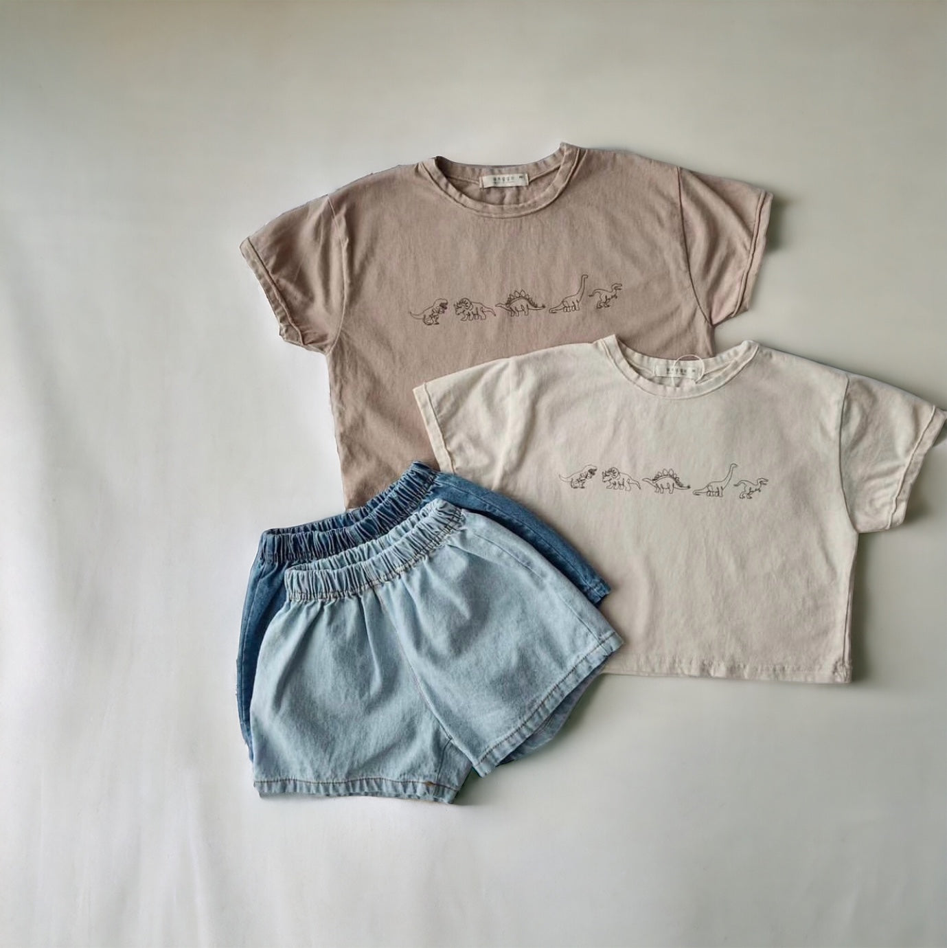 Jurassic Outline Tee – Oversized Shirt mit Dino-Print