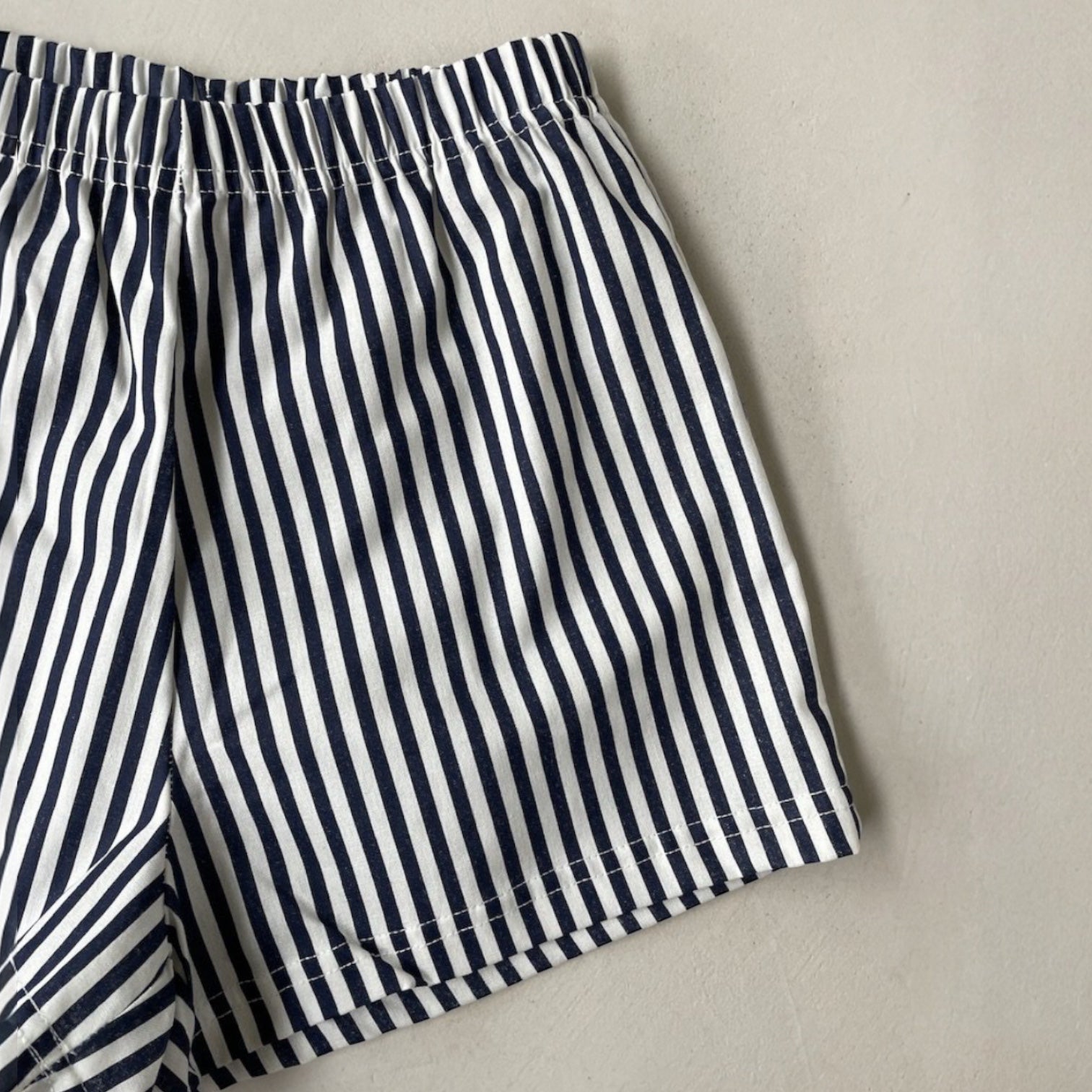 Seaside Stripe Shorts – Gestreifte Unisex-Shorts mit maritimem Flair