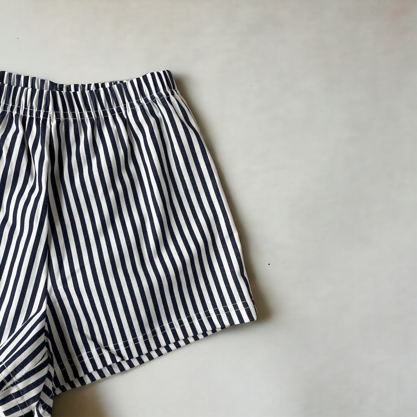 Seaside Stripe Shorts – Gestreifte Unisex-Shorts mit maritimem Flair