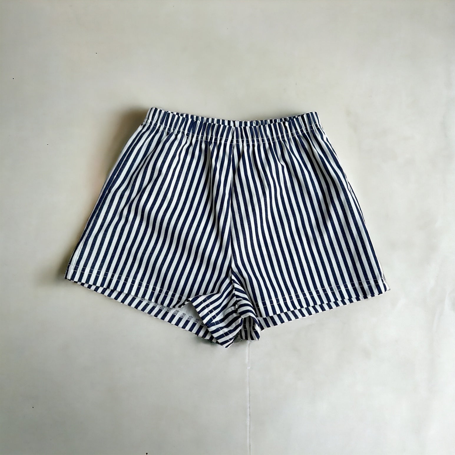 Seaside Stripe Shorts – Gestreifte Unisex-Shorts mit maritimem Flair