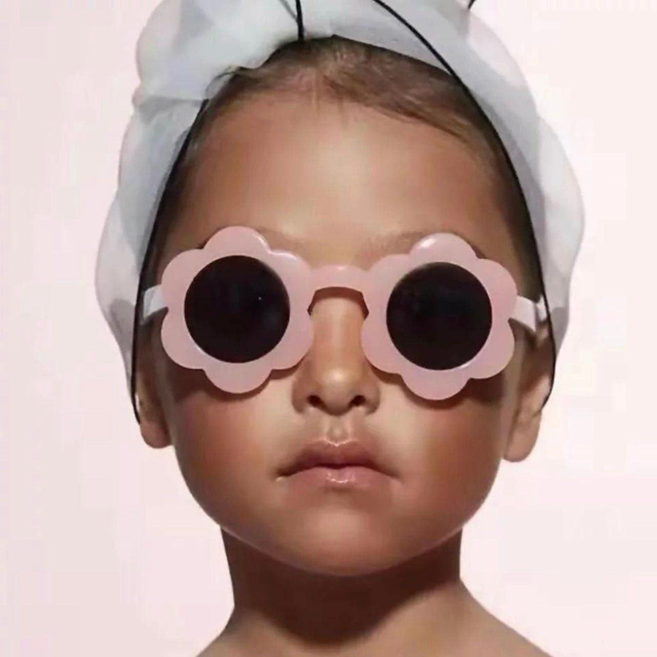 Mädchen mit Flower Sonnenbrille von Little Foxx