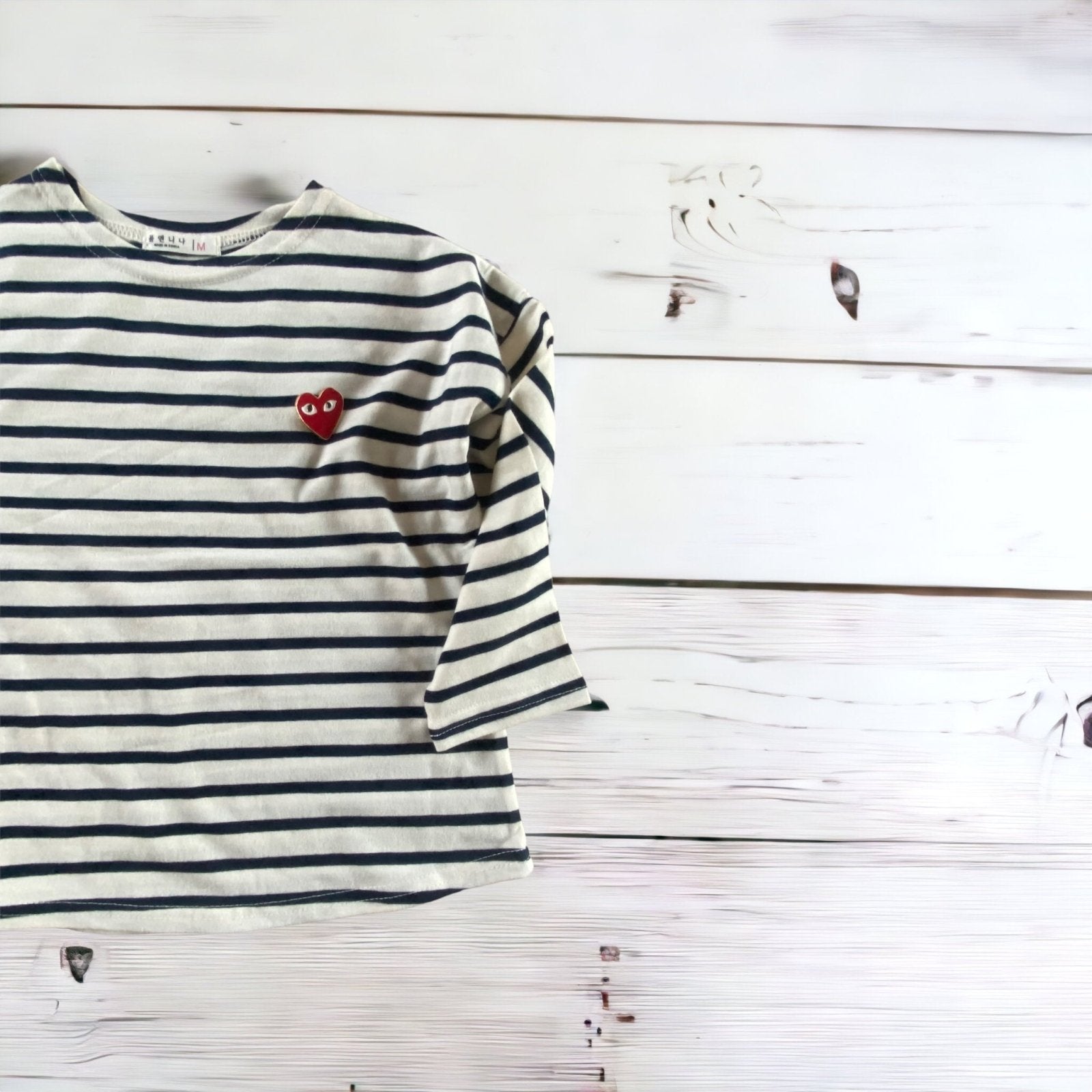 Striped Longsleeve mit Heart Pin – Zeitloser Streifenlook mit besonderem Detail – #product_subtitle# | #product_description_first_paragraph#