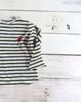 Striped Longsleeve mit Heart Pin – Zeitloser Streifenlook mit besonderem Detail –