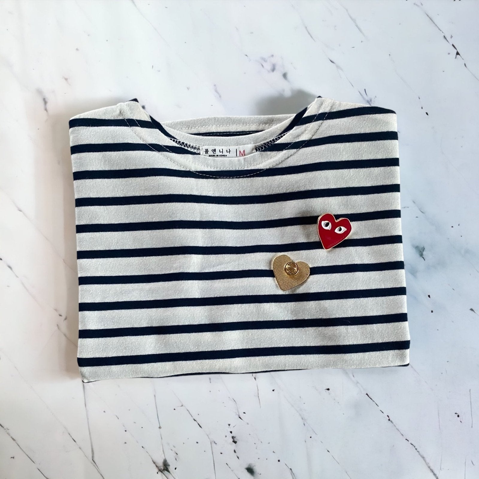 Striped Longsleeve mit Heart Pin – Zeitloser Streifenlook mit besonderem Detail – #product_subtitle# | #product_description_first_paragraph#