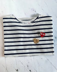 Striped Longsleeve mit Heart Pin – Zeitloser Streifenlook mit besonderem Detail –