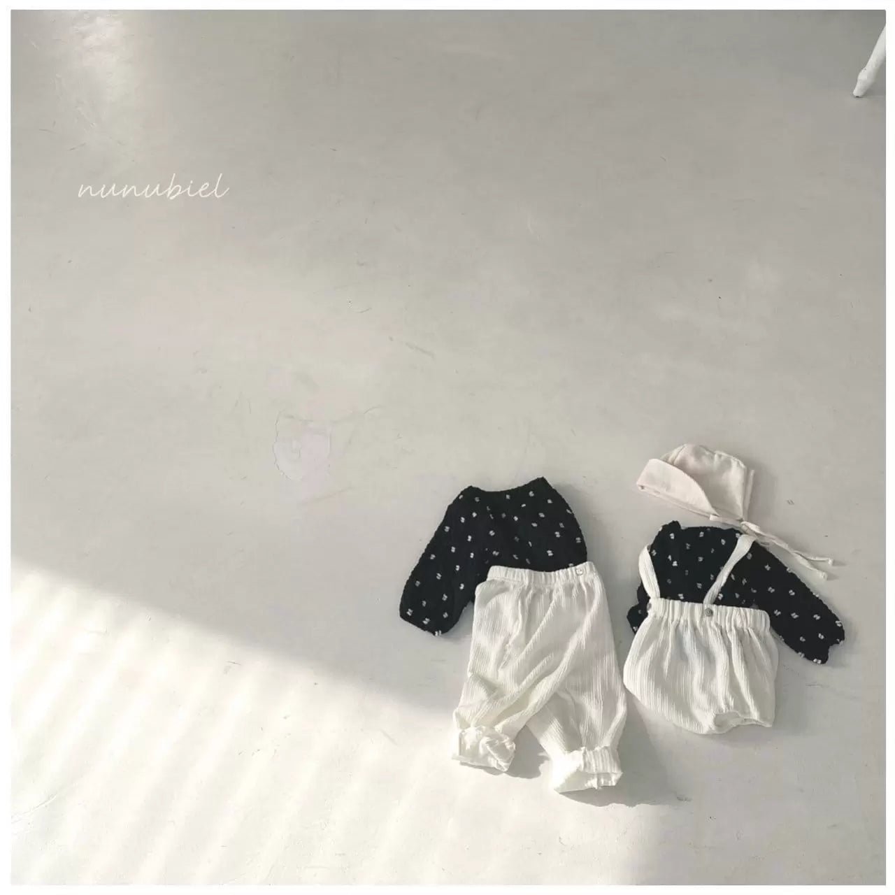 Dot Blouse – Verspielte Bluse mit dezentem Punktemuster –