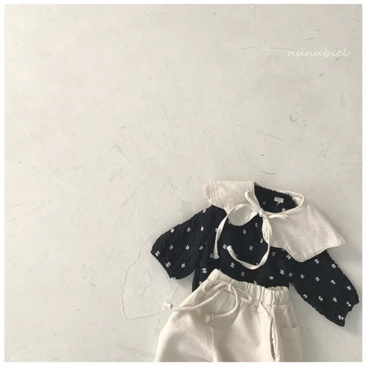Dot Blouse – Verspielte Bluse mit dezentem Punktemuster –