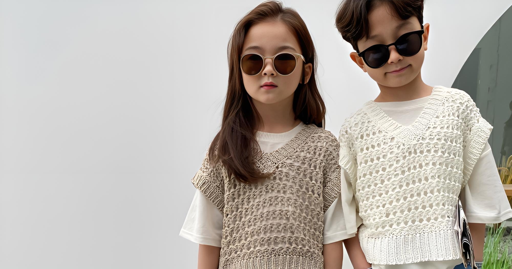 Kinder im Seoul Streetstyle Look mit Strickweste und Sonnenbrille