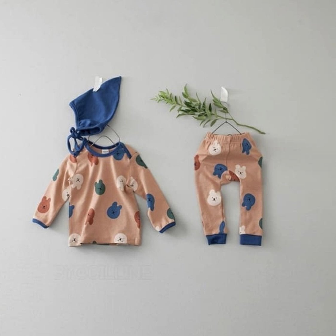 Mini Allover Print Easywear – Gemütliches Set mit Mütze für die Kleinsten –
