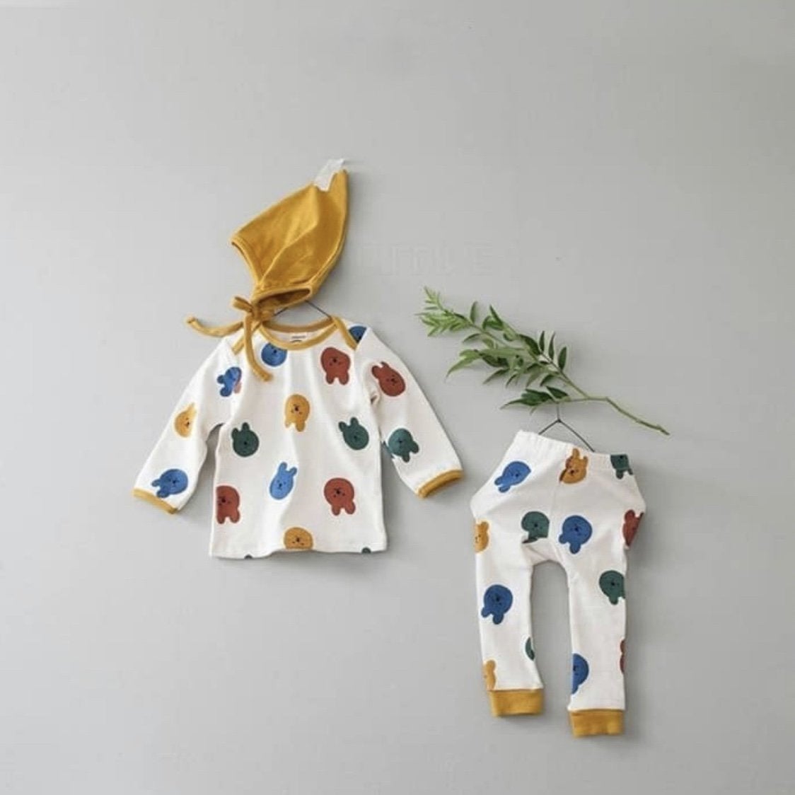 Mini Allover Print Easywear – Gemütliches Set mit Mütze für die Kleinsten –