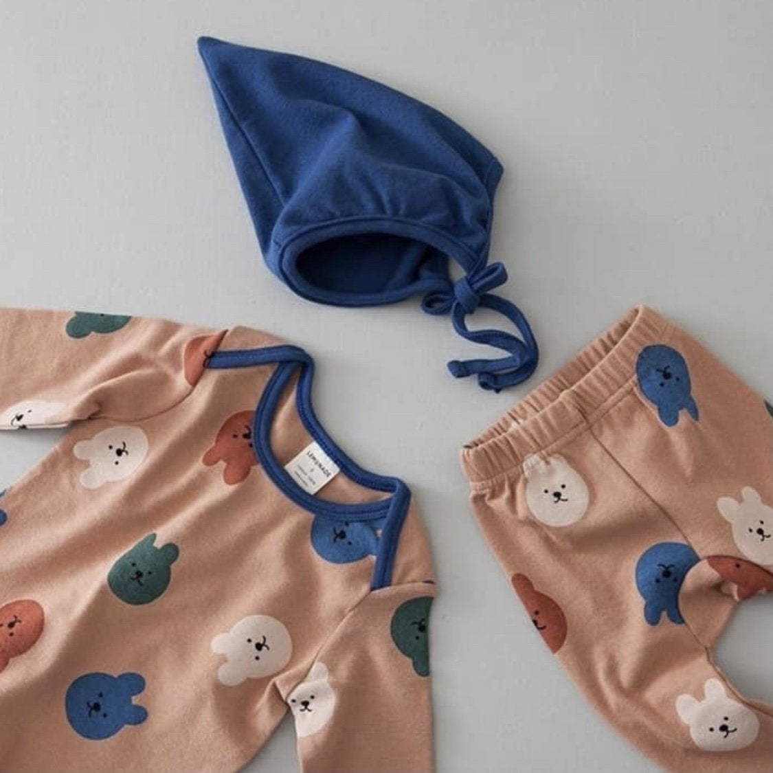Mini Allover Print Easywear – Gemütliches Set mit Mütze für die Kleinsten –