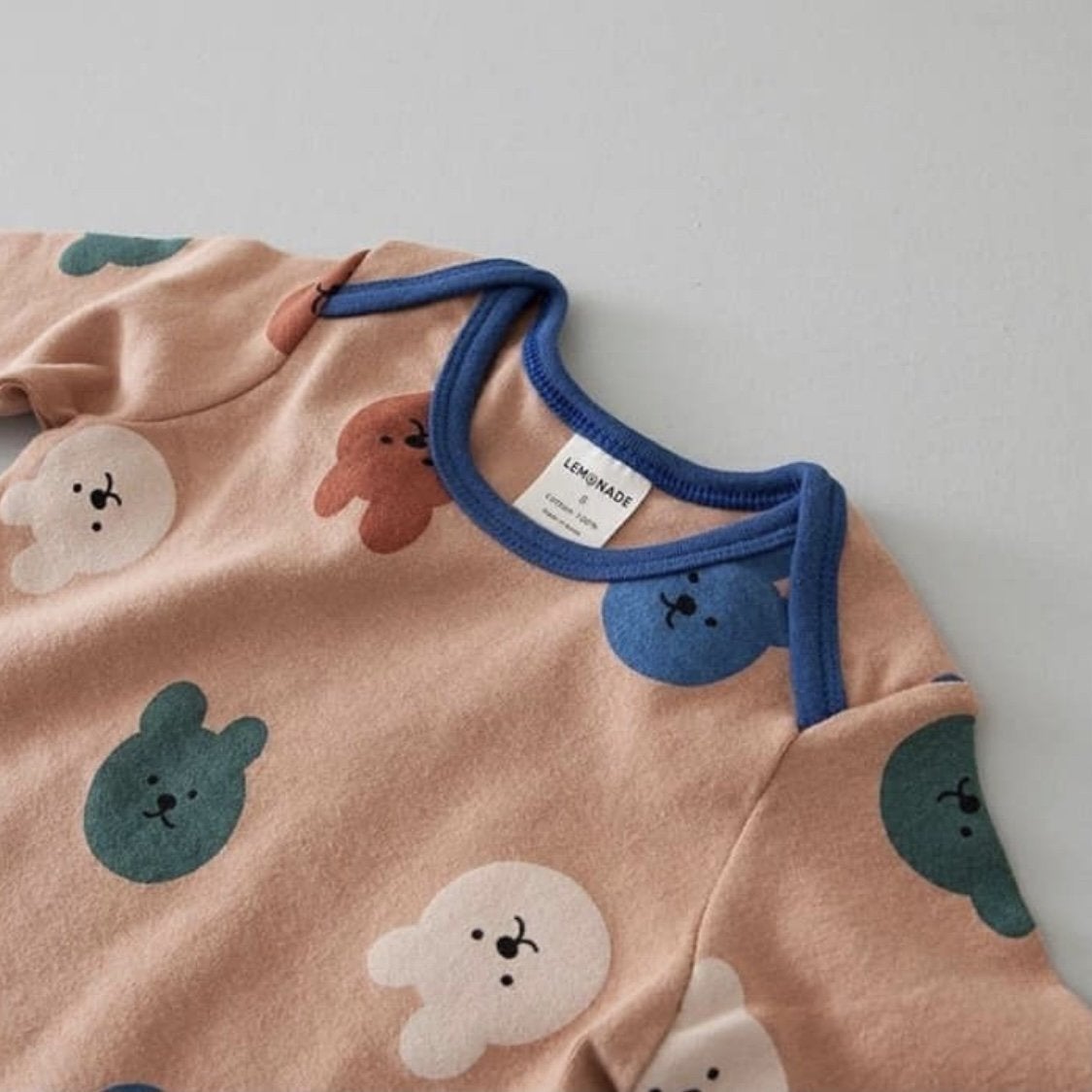 Mini Allover Print Easywear – Gemütliches Set mit Mütze für die Kleinsten –