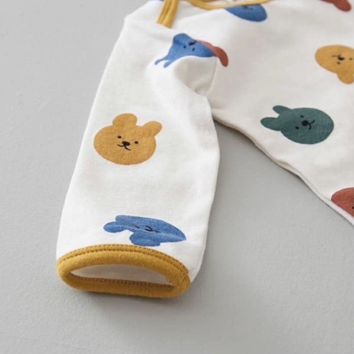 Mini Allover Print Easywear – Gemütliches Set mit Mütze für die Kleinsten –