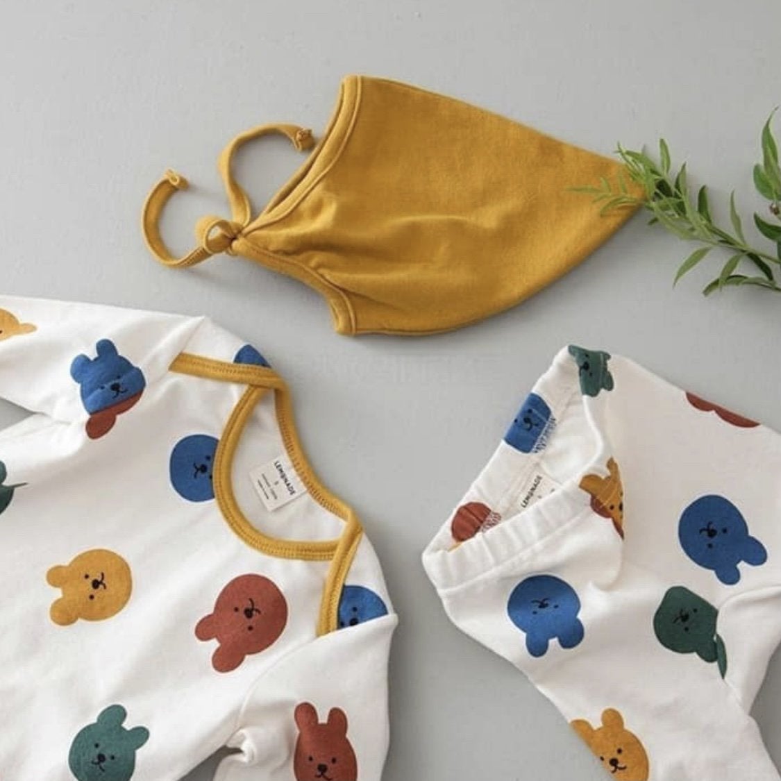 Mini Allover Print Easywear – Gemütliches Set mit Mütze für die Kleinsten –