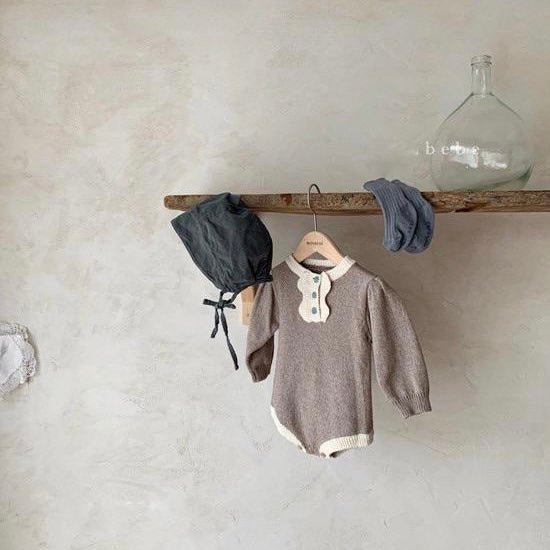 Knitted Baby Romper – Zeitlose Eleganz & Kuscheliger Komfort –