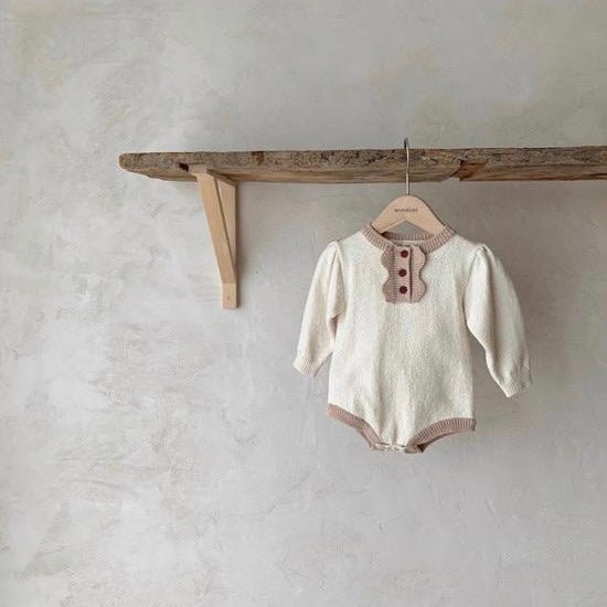 Knitted Baby Romper – Zeitlose Eleganz & Kuscheliger Komfort –