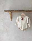 Knitted Baby Romper – Zeitlose Eleganz & Kuscheliger Komfort –