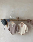 Knitted Baby Romper – Zeitlose Eleganz & Kuscheliger Komfort –