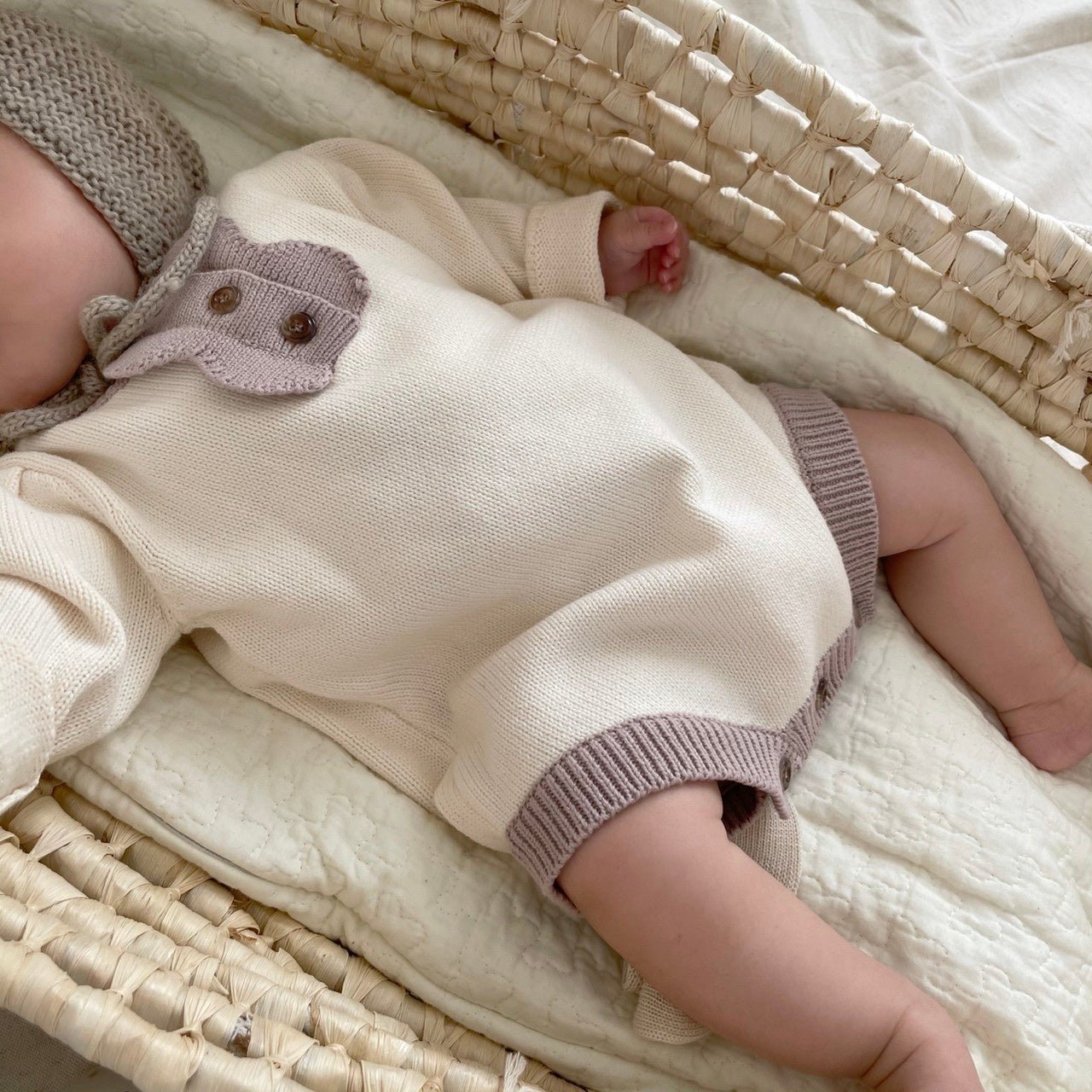 Knitted Baby Romper – Zeitlose Eleganz & Kuscheliger Komfort –