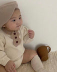 Knitted Baby Romper – Zeitlose Eleganz & Kuscheliger Komfort –