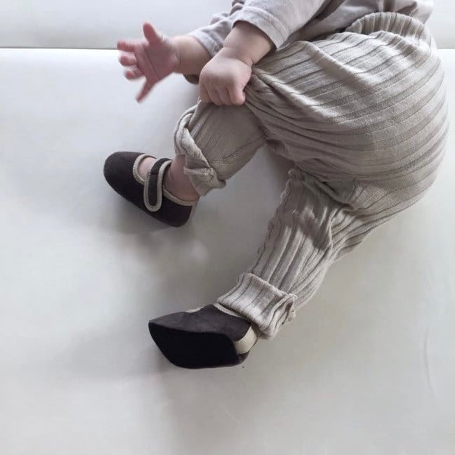Mini Knit Leggings – Mitwachsender Komfort für kleine Abenteurer –
