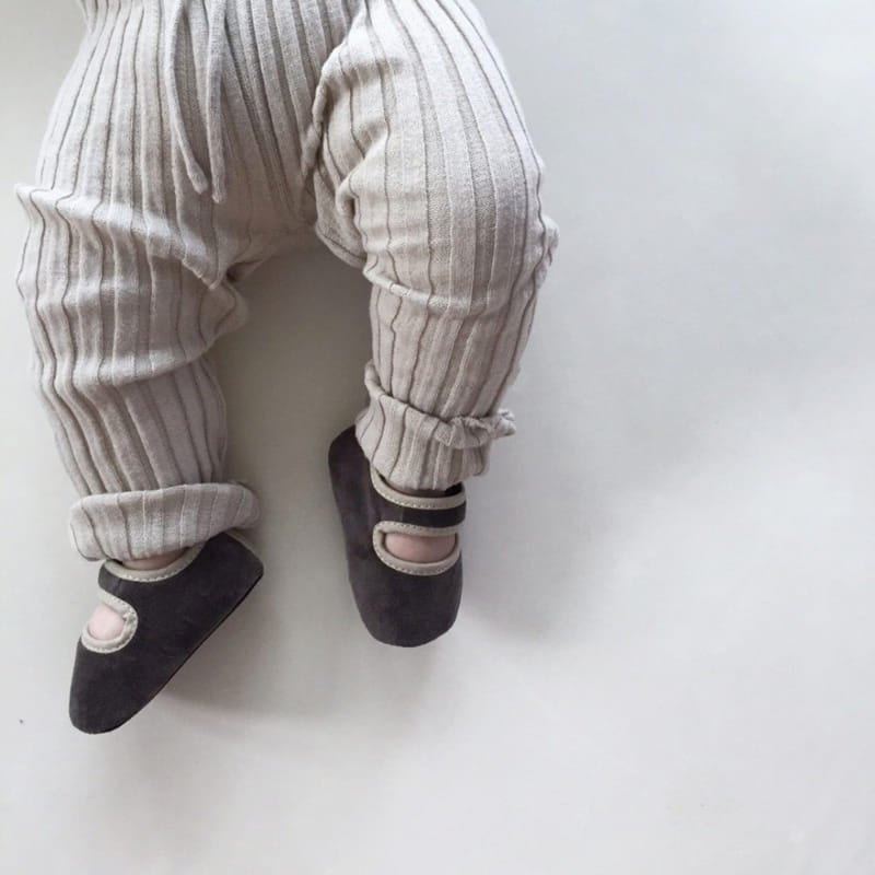 Mini Knit Leggings – Mitwachsender Komfort für kleine Abenteurer –