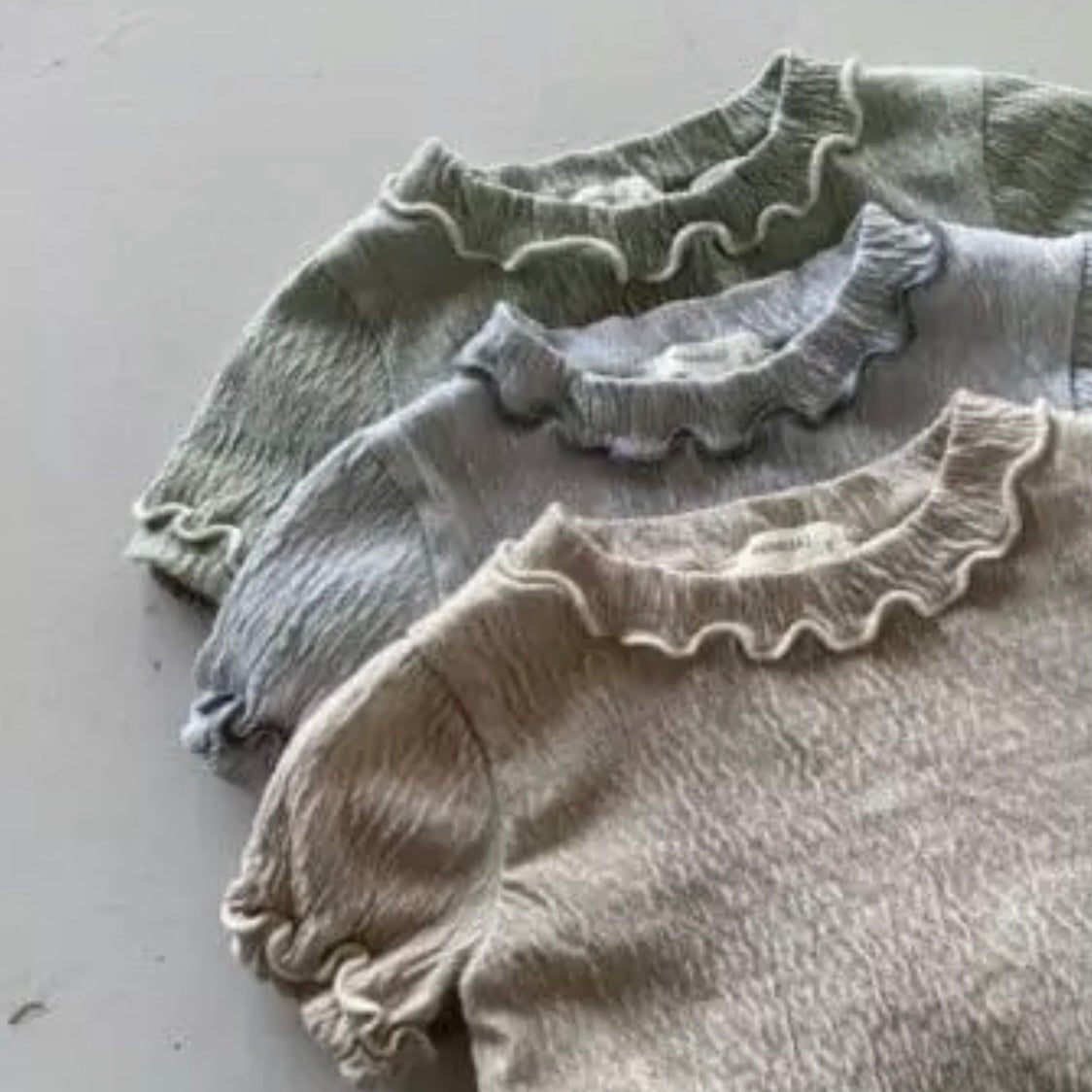 Tulip Tee – Zartes Kragendetail & weicher Tragekomfort –