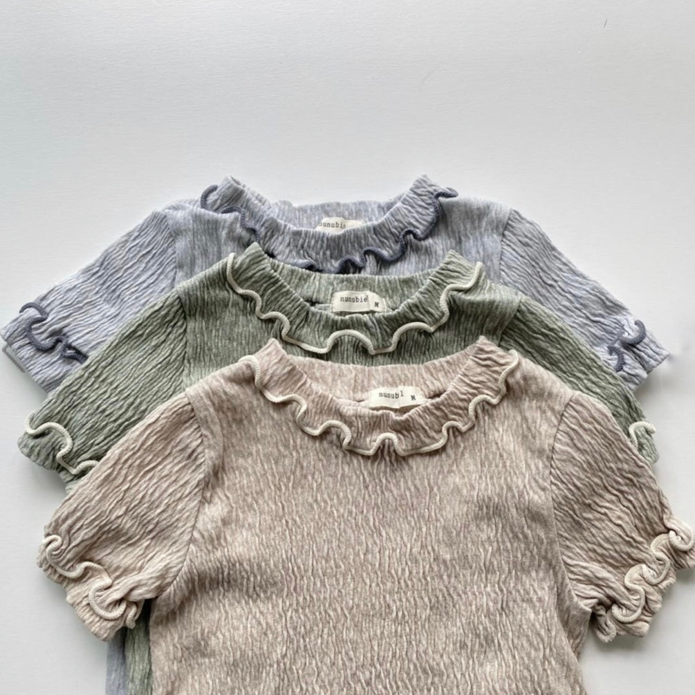 Tulip Tee – Zartes Kragendetail & weicher Tragekomfort –