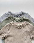 Tulip Tee – Zartes Kragendetail & weicher Tragekomfort –