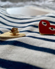 Striped Longsleeve mit Heart Pin – Zeitloser Streifenlook mit besonderem Detail –