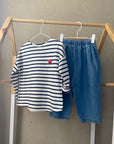 Striped Longsleeve mit Heart Pin – Zeitloser Streifenlook mit besonderem Detail –