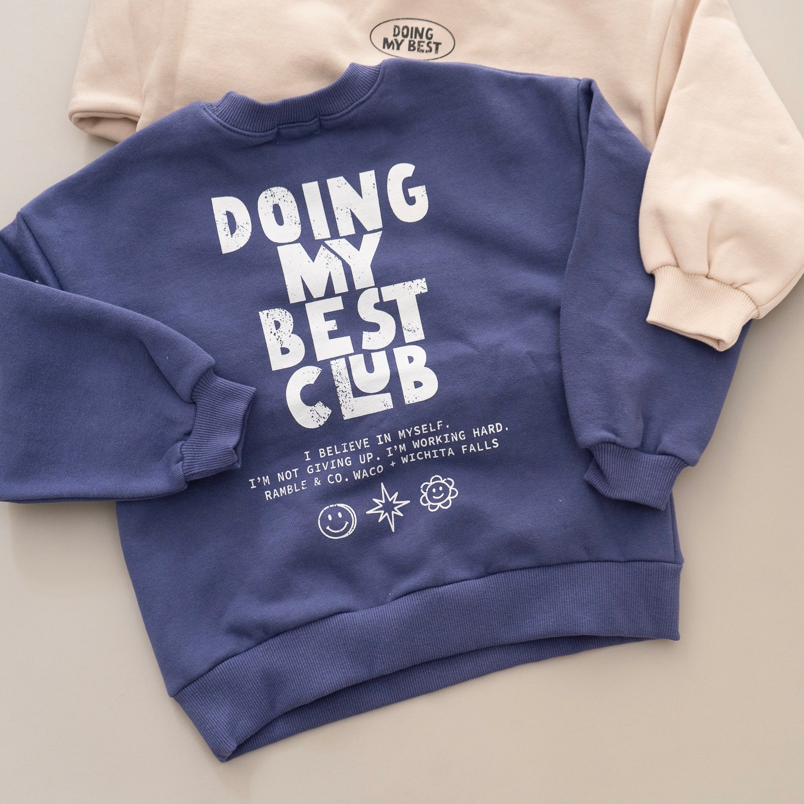 Doing My Best Club Sweatshirt – Lässiger Komfort mit Botschaft