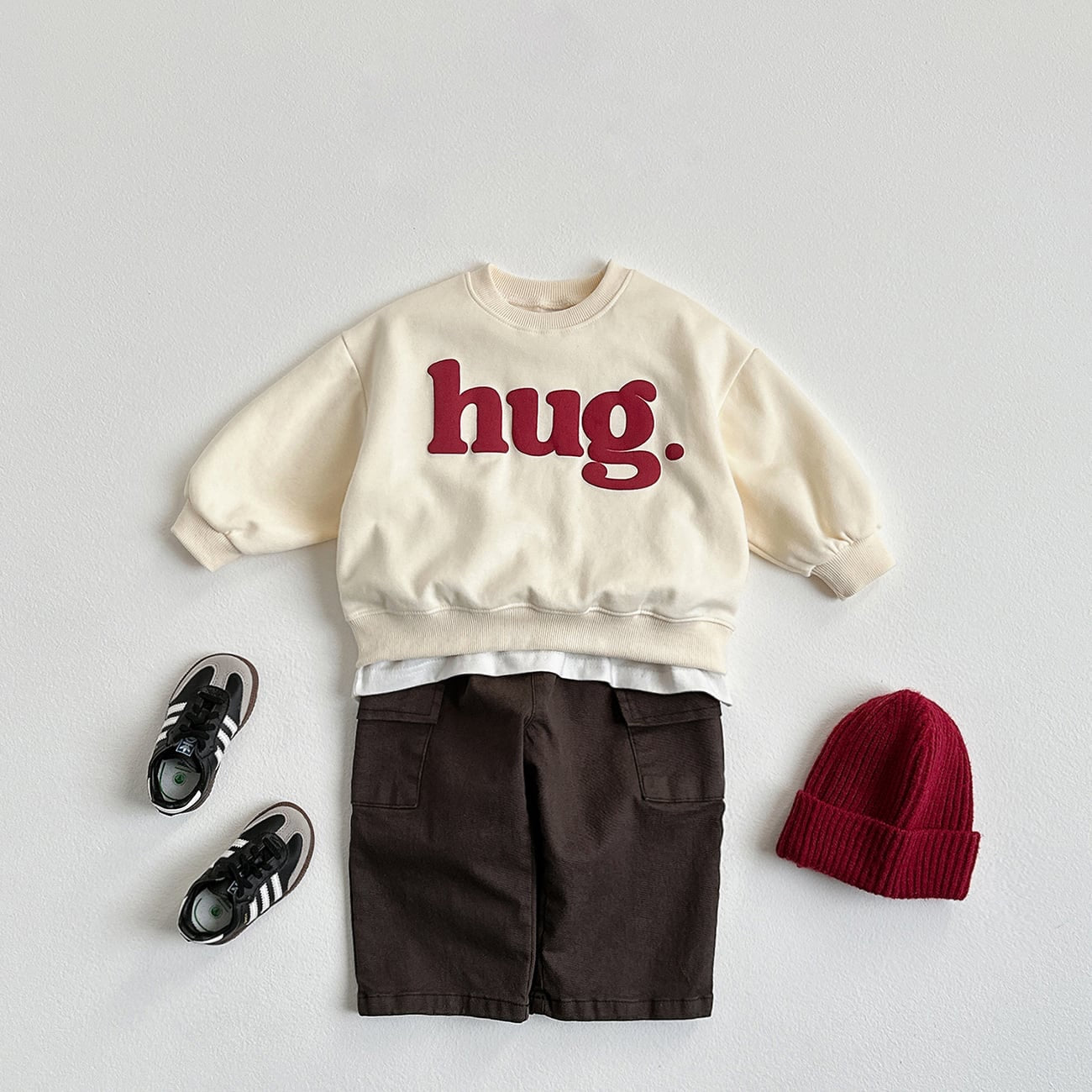 Hug Embossed Sweatshirt – Statement-Piece mit fühlbarem Print