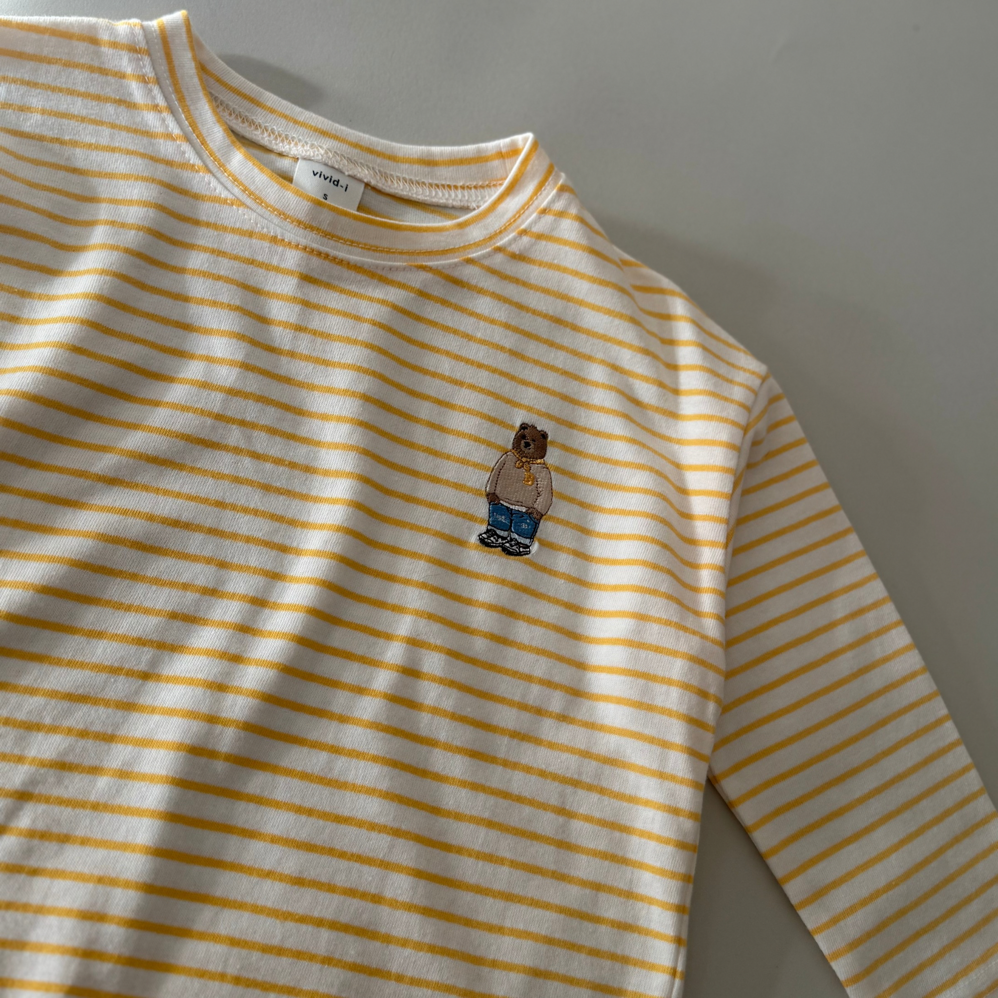 Stripe Longsleeve – Lässig mit Bärenstickerei