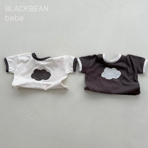 Cloudy Baby Tee – Weiches Print-Shirt für kleine Wolkenfans