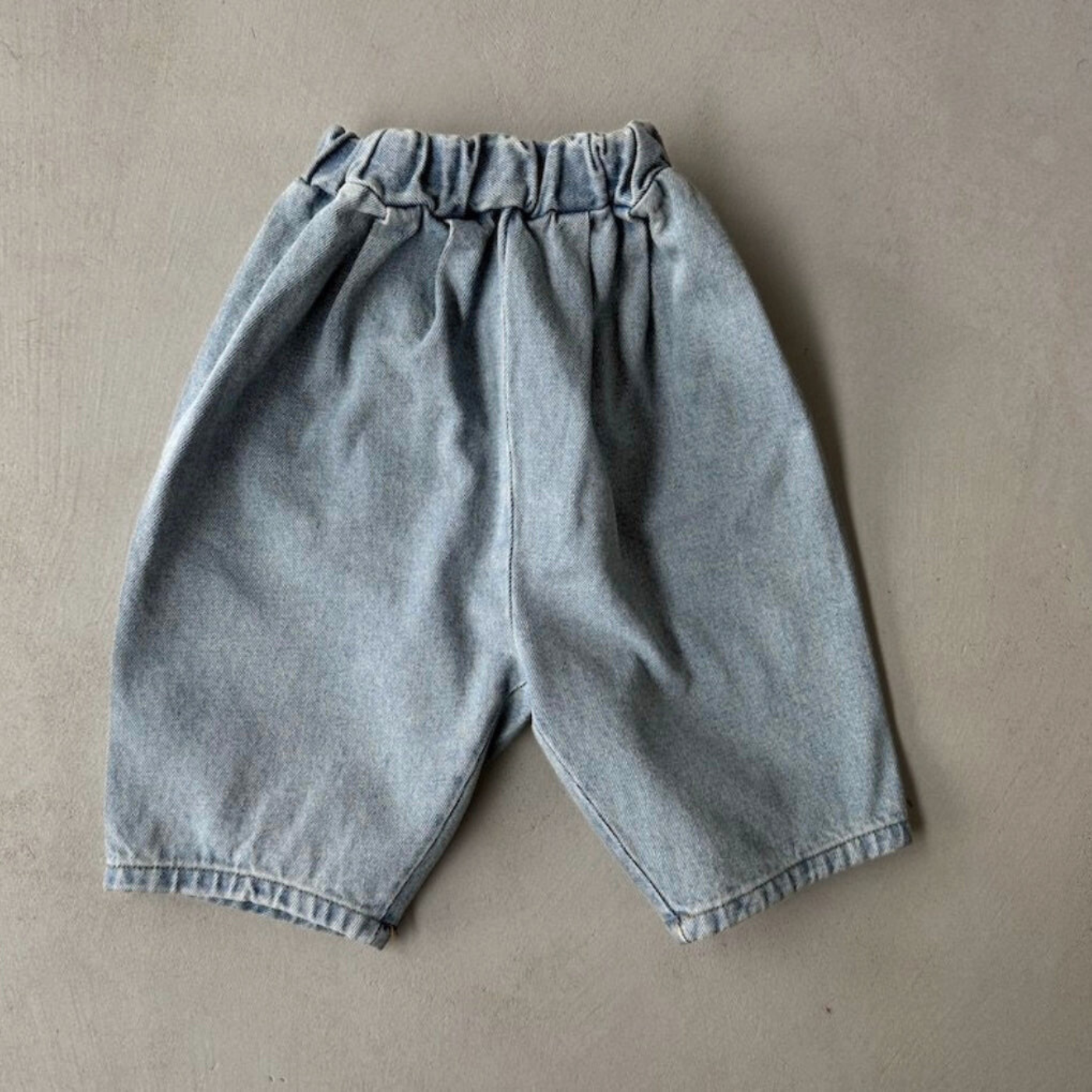 Hellblaue Denim-Jeans für Kinder mit lockerem Schnitt und elastischem Bund.