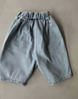 Hellblaue Denim-Jeans für Kinder mit lockerem Schnitt und elastischem Bund.