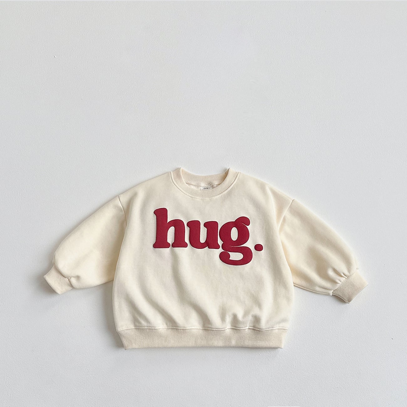 Hug Embossed Sweatshirt – Statement-Piece mit fühlbarem Print