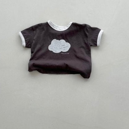 Cloudy Baby Tee – Weiches Print-Shirt für kleine Wolkenfans
