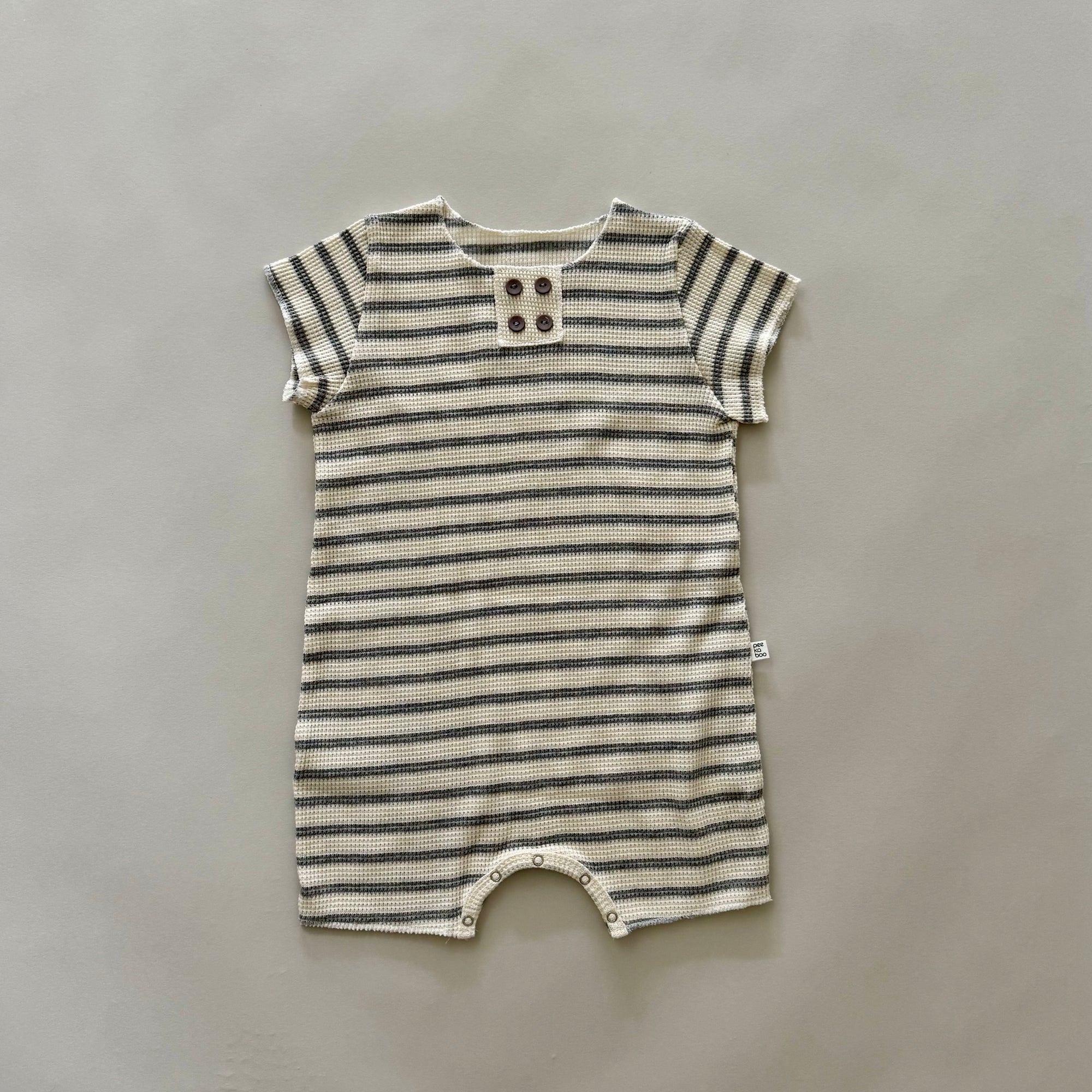 Stripe Waffle Romper – Kurzarm-Romper mit Knopfleiste aus Waffelstrick